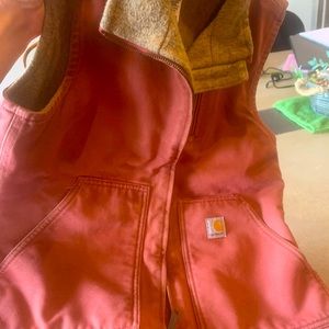 Like new women’s carhartt sandstone vest in a dusty rose/rust color